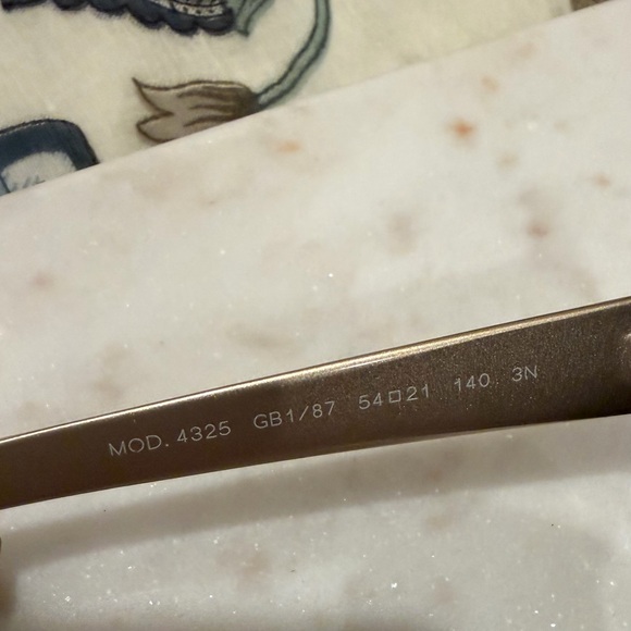 Chic Black Versace Sunglasses - Picture 5 of 7